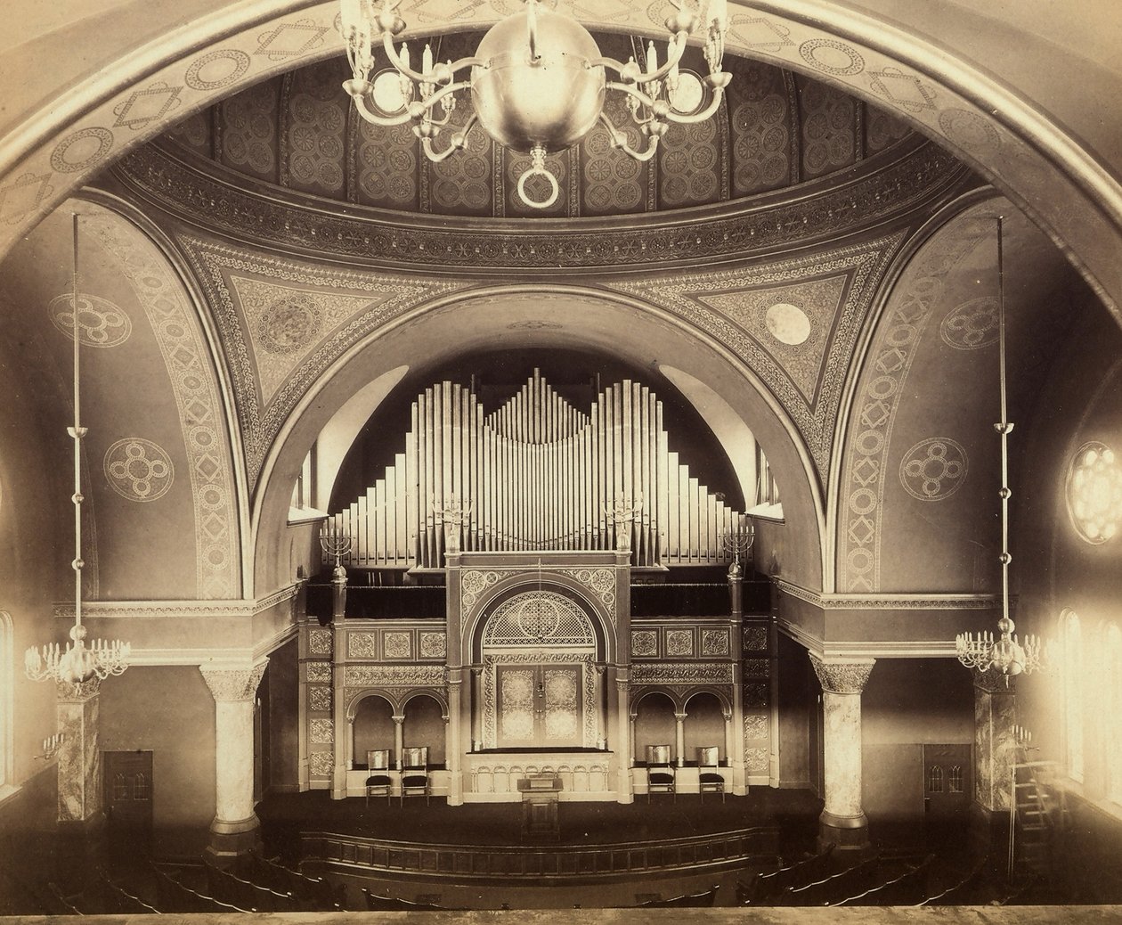 Interiør i New Yorks synagoge av American Photographer