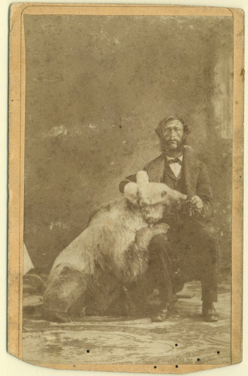James Capen Grizzly Adams (1807-60) fotografert med en Grizzlybjørn av American Photographer