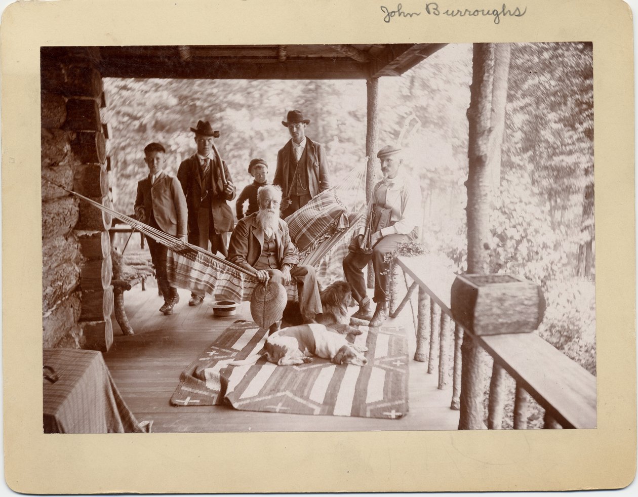 John Burroughs (1827-1921), amerikansk naturforsker, sittende på hengekøye i midten av gruppen (sølvkloridbilde) av American Photographer