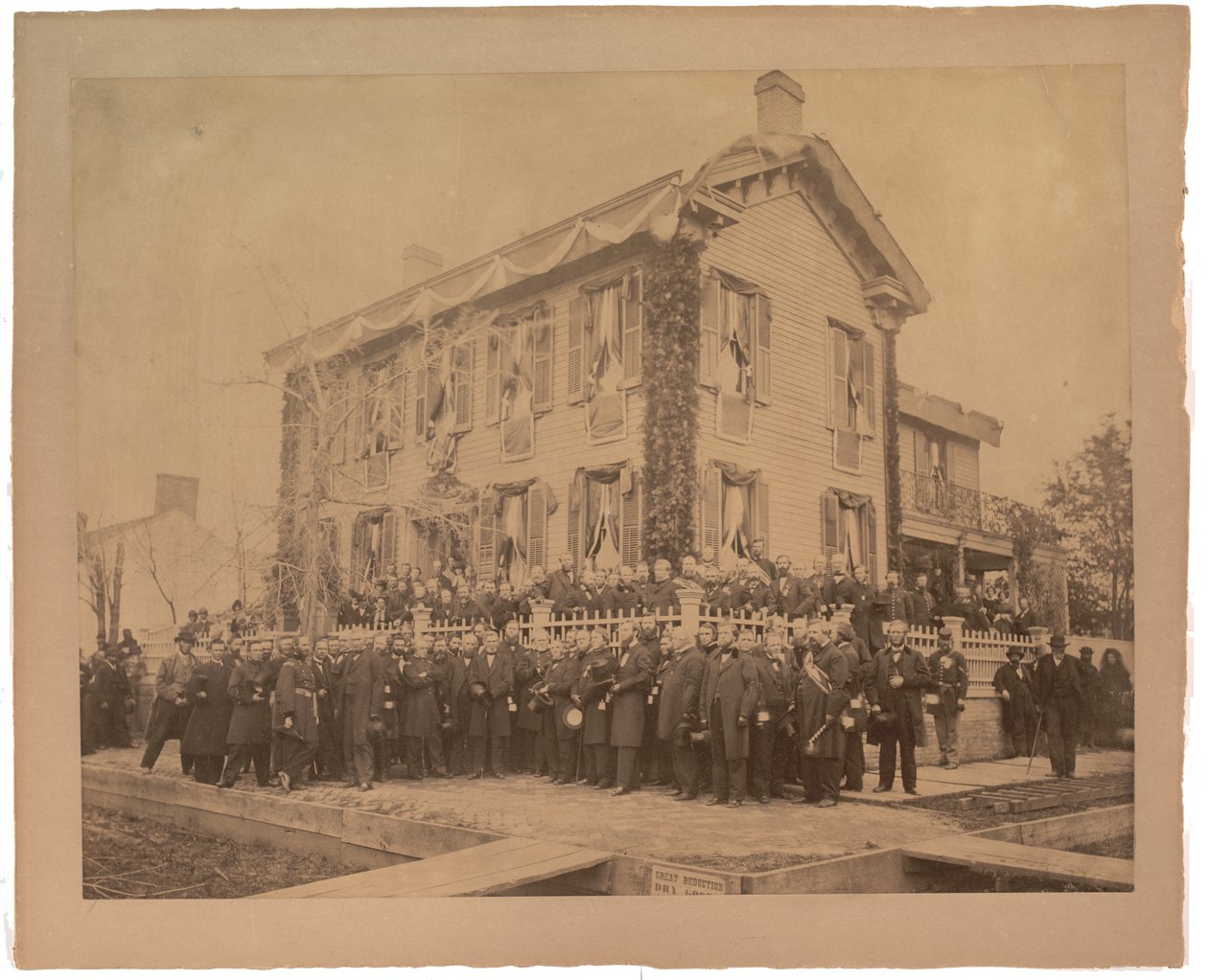 Stort albumtrykk av Lincolns Springfield-hjem etter begravelse, 1865 (sepia-bilde) av American Photographer
