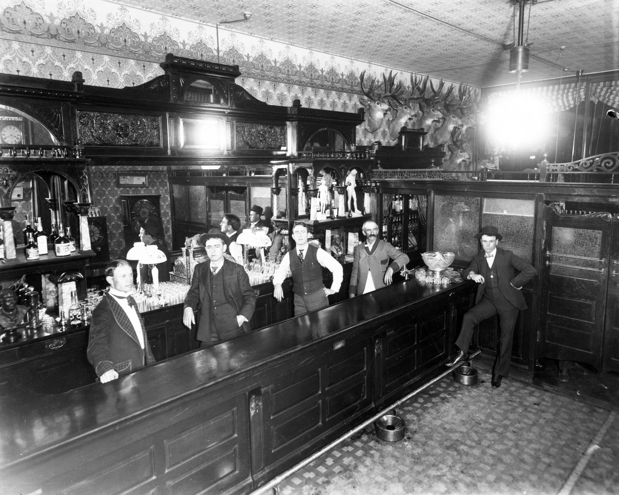 Leadville Saloon, ca. 1883-89 av American Photographer