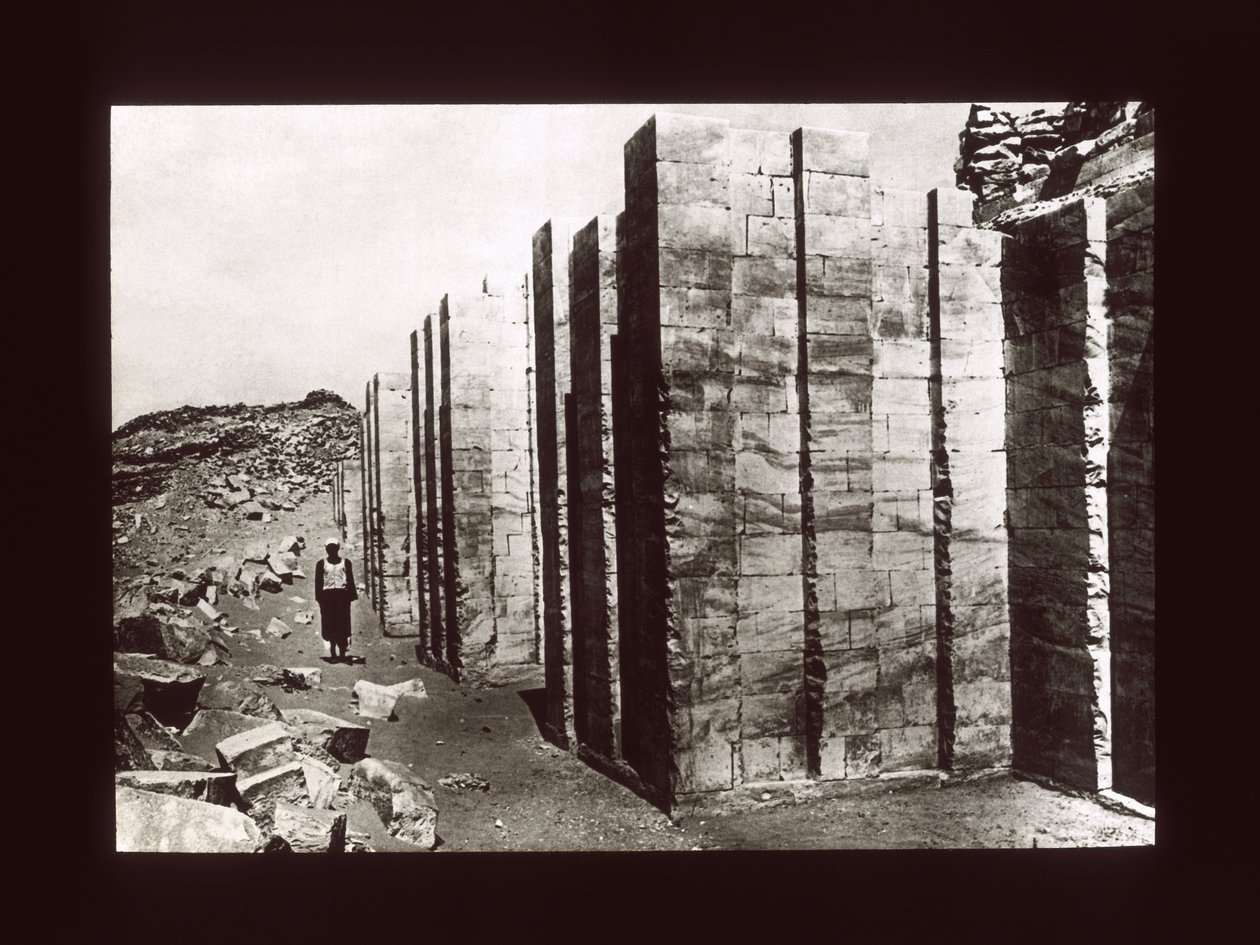 Kalksteinsinnhegning av trinnpyramiden, Sakkara, 3. dynasti (lanternesklie) av American Photographer