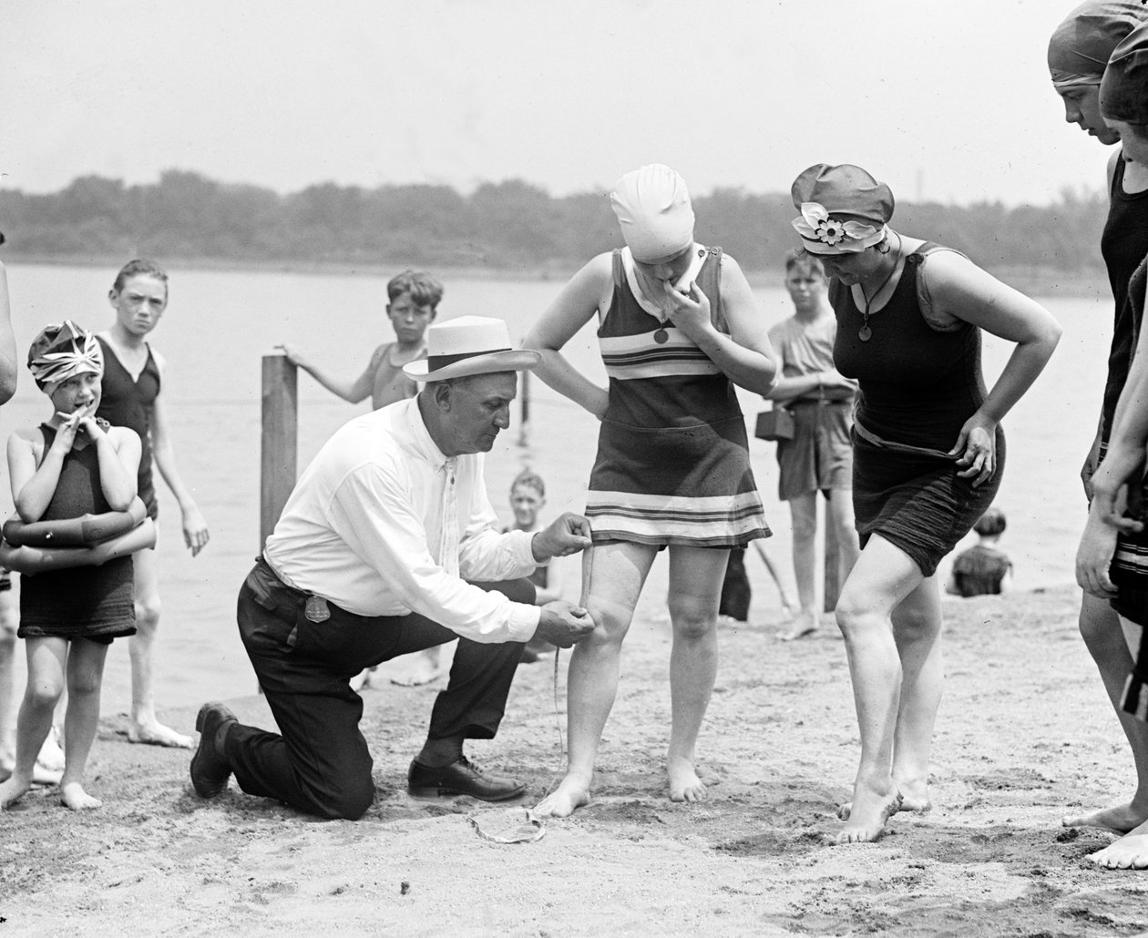 Måling av badedrakter, ca. 1922 av American Photographer
