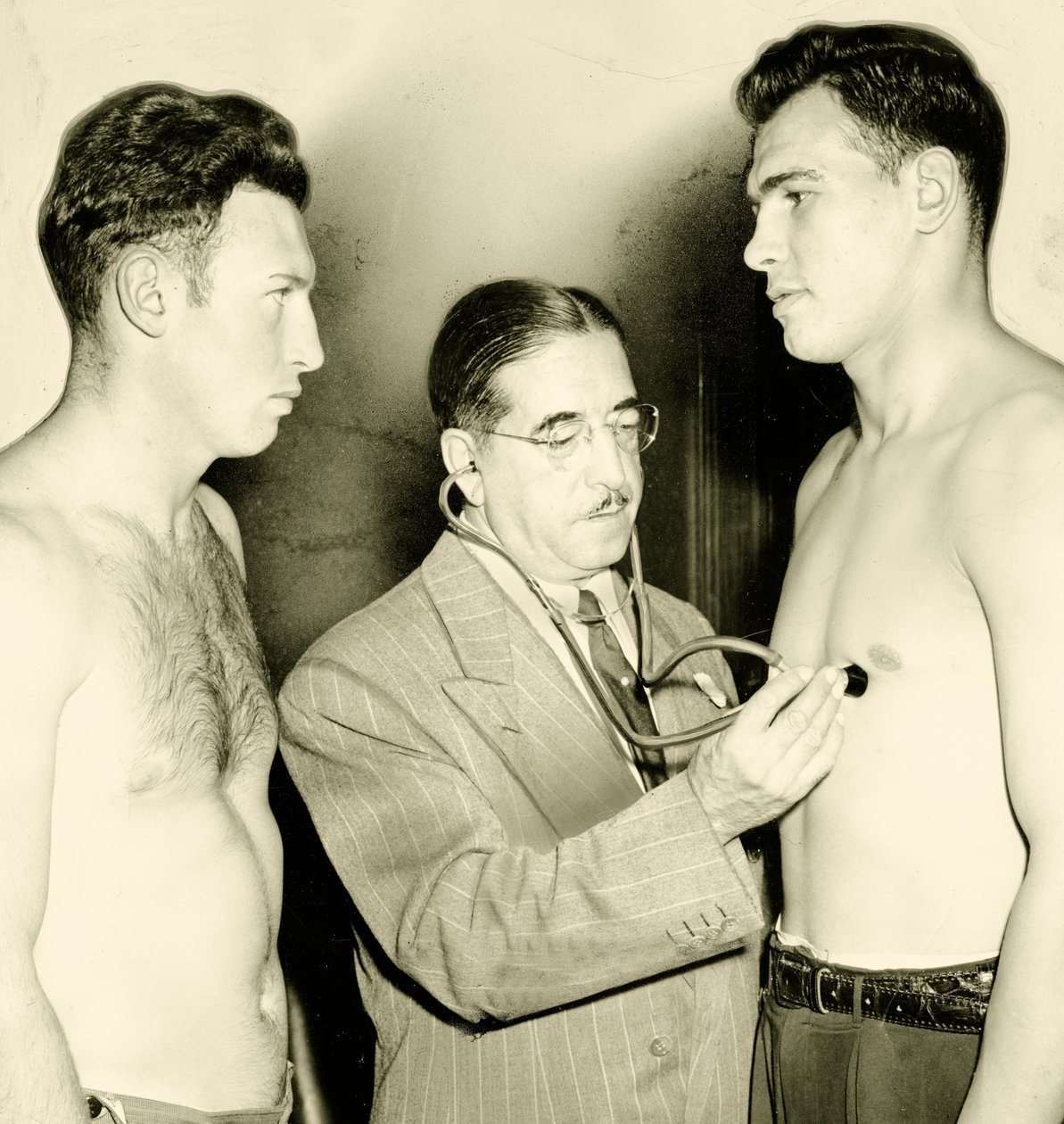 Medisinsk kontroll før en boksekamp, c. 1930 av American Photographer