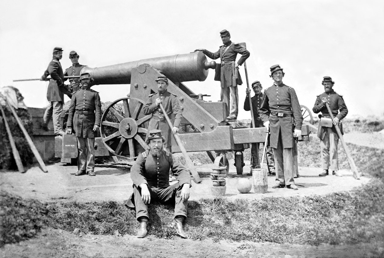 New York artillerister med en tung pistol i Fort Corcoran, våren 1862 av American Photographer