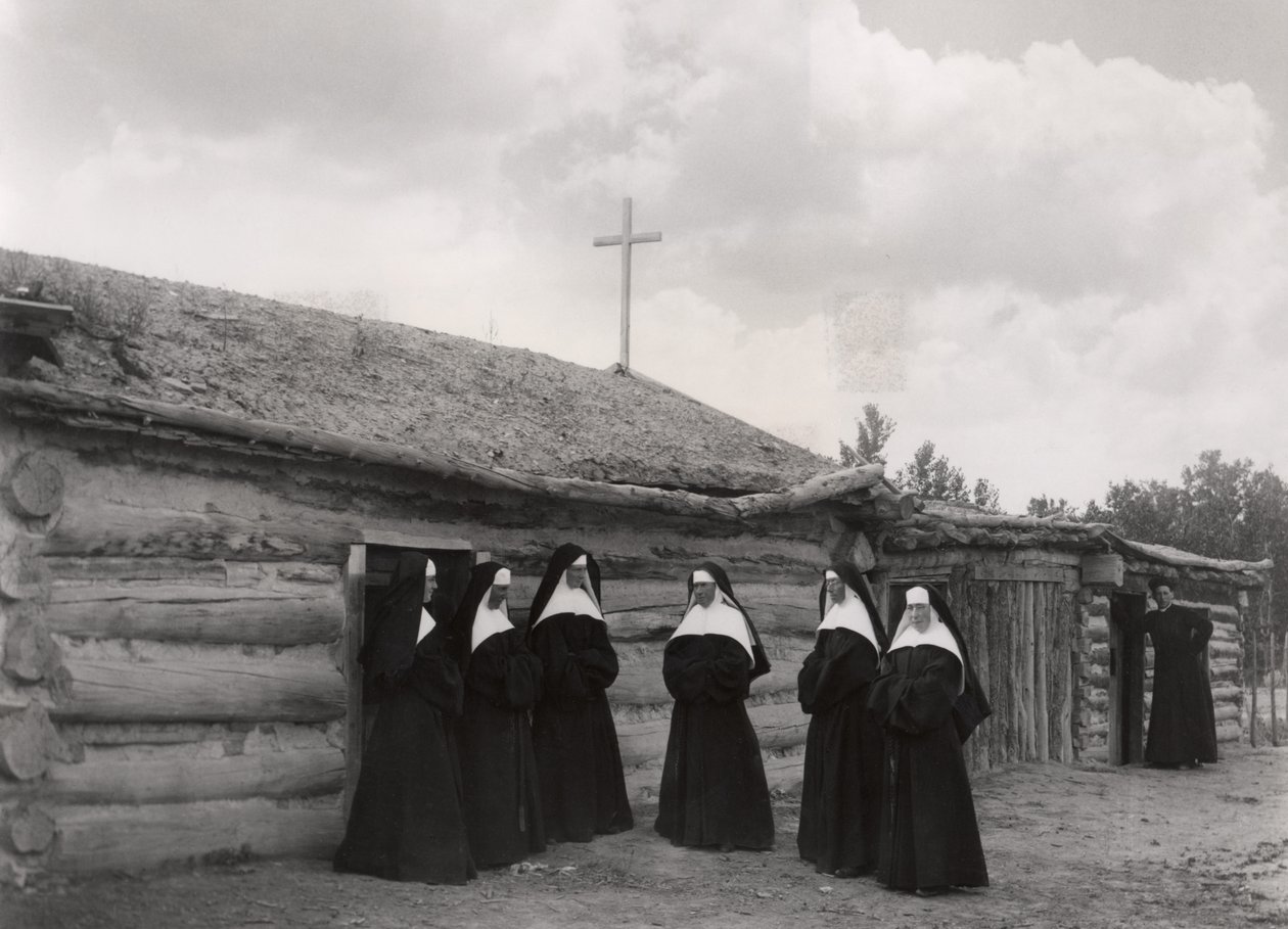 Nonner foran Saint Labre-misjonen, Ashland, Montana av American Photographer