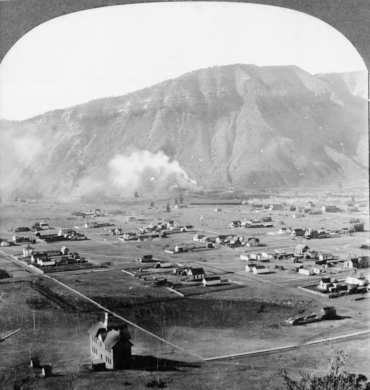 Oversikt over Durango, Colorado, med fjell i det fjerne av American Photographer