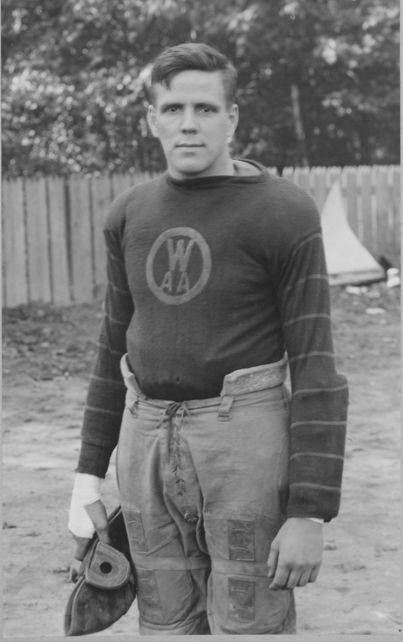 P. Freeman, assistenttrener, Westinghouse Athletic Association Football Team, 1923 av American Photographer