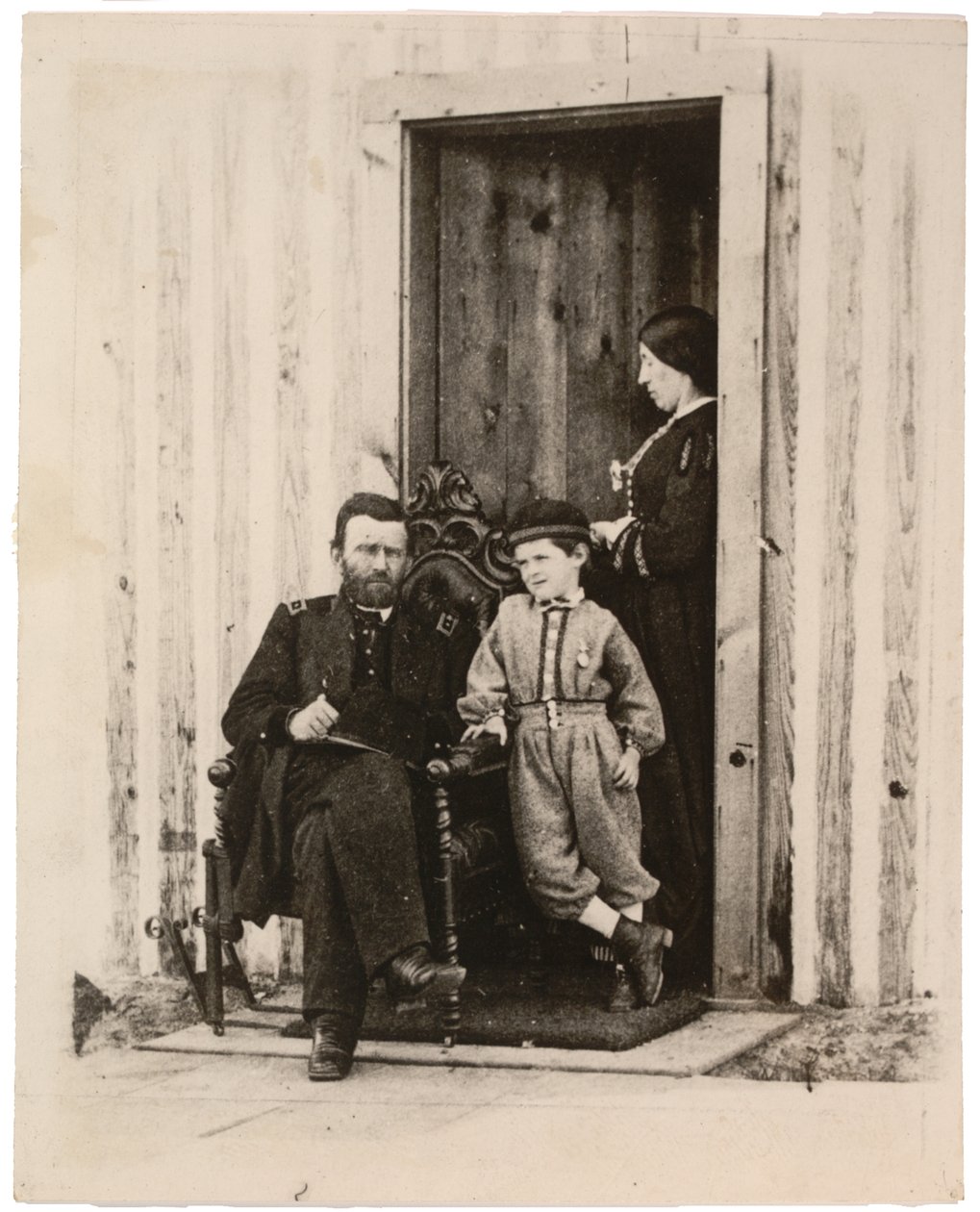 Fotografi av Ulysses S. Grant, Julia og Jesse Grant i City Point, Va., 1865, trykt ca. 1940-tallet (sepia-bilde) av American Photographer