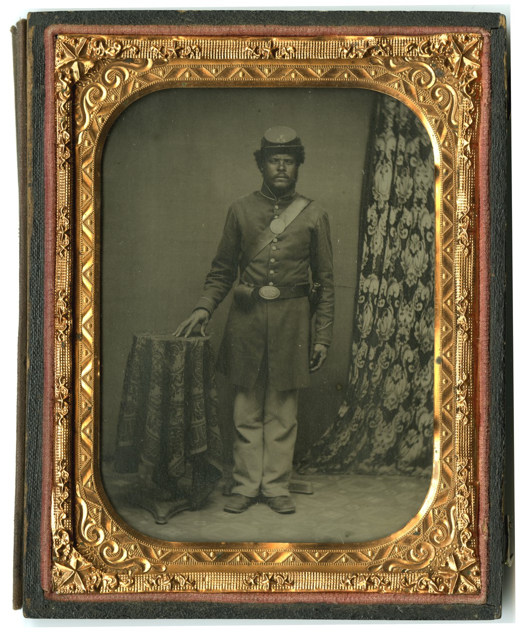 Portrett av svart soldat Private Co. I, 54th Mass. Infantry, ca. 1863 (ambrotypebilde) av American Photographer