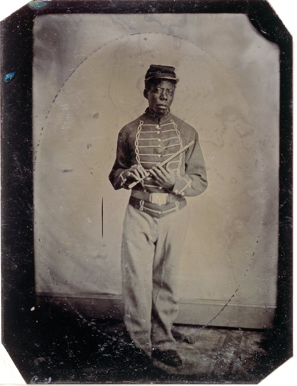 Menig John Goosberry, kompani E, 54th Mass. Infantry Regiment, ca. 1865 (bilde av tintype) av American Photographer