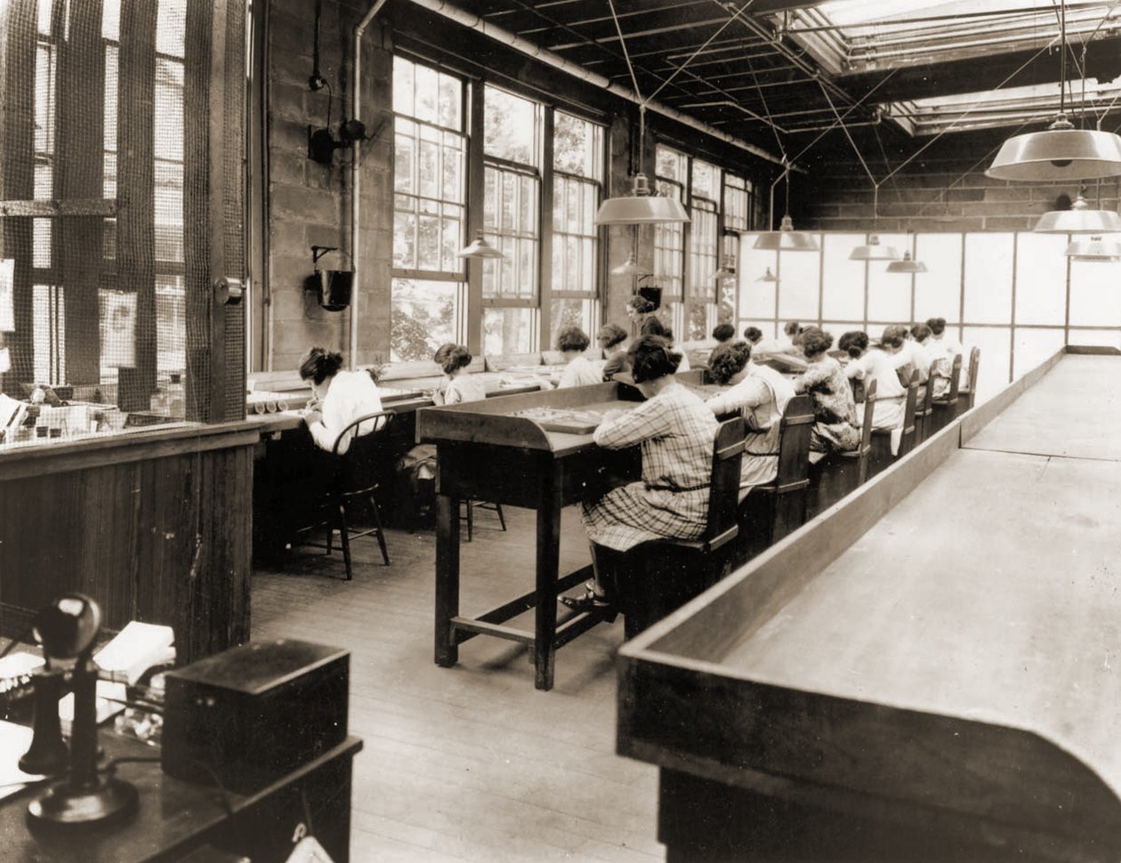 Radium Girls jobber på en fabrikk i United States Radium Corporation. ca. 1922 (sepia-bilde) av American Photographer