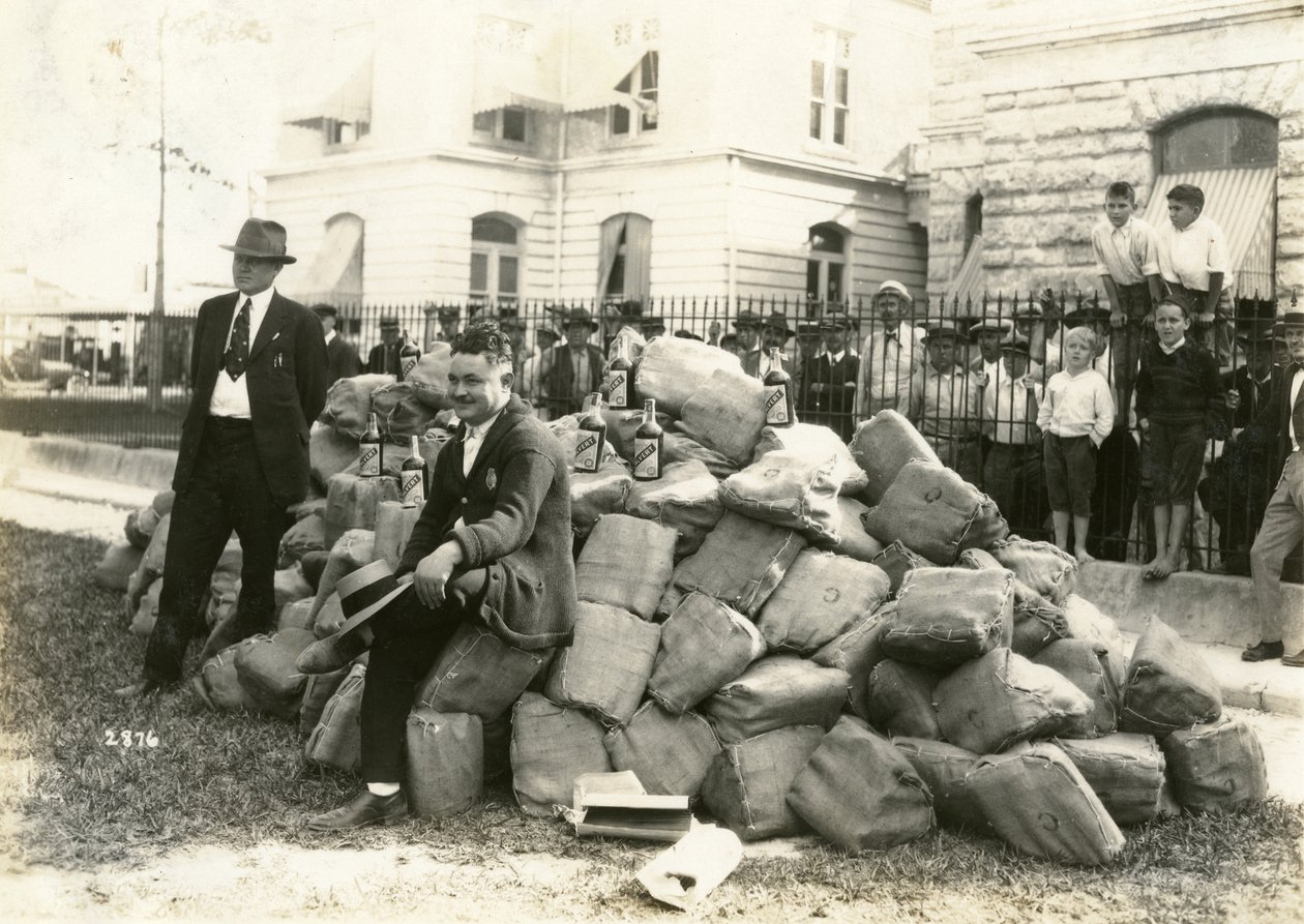 Sheriff Allen med brennevin utenfor Dade County Jail, Florida, 1922 av American Photographer