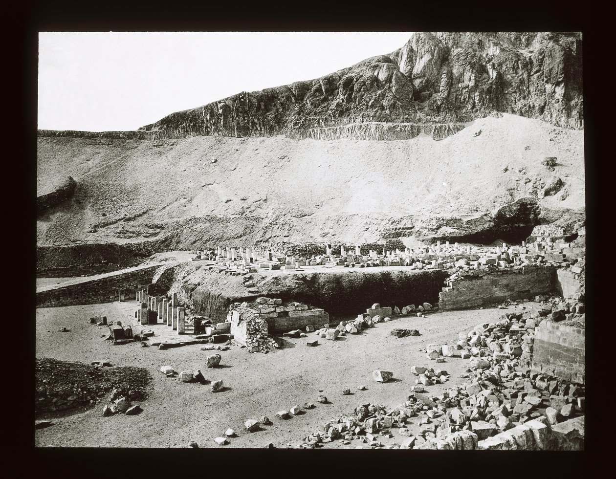Temple of Menthu-Hotep, Deir El-Bahri (lanternelys) av American Photographer