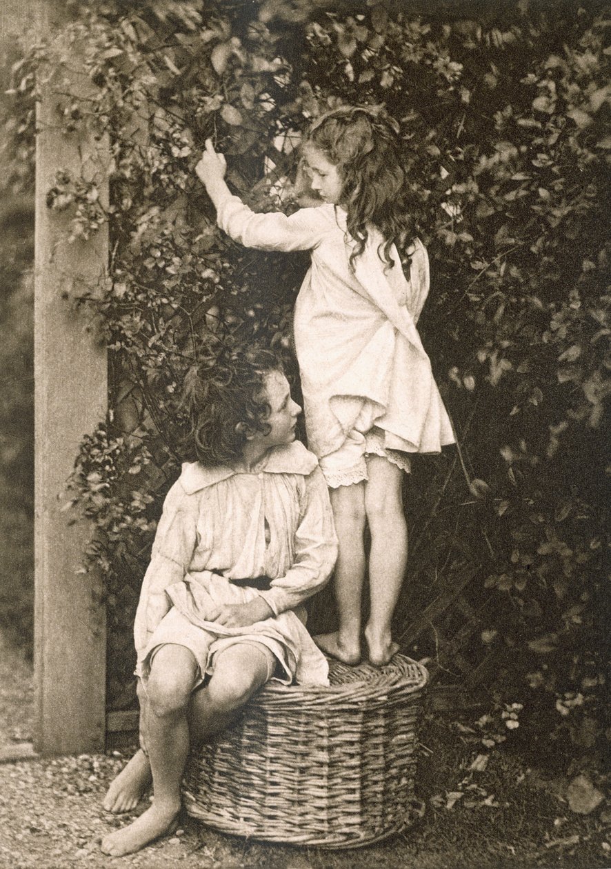 The Summer Garden, fra Sun Artists: A Serial of Artistic Photography, utgitt av Kegan Paul, Trench Trubner, London, 1889-91 av American Photographer