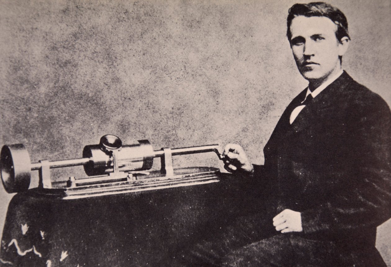 Thomas A. Edison sitter ved sin oppfinnelse, Phonograph, 1878 av American Photographer