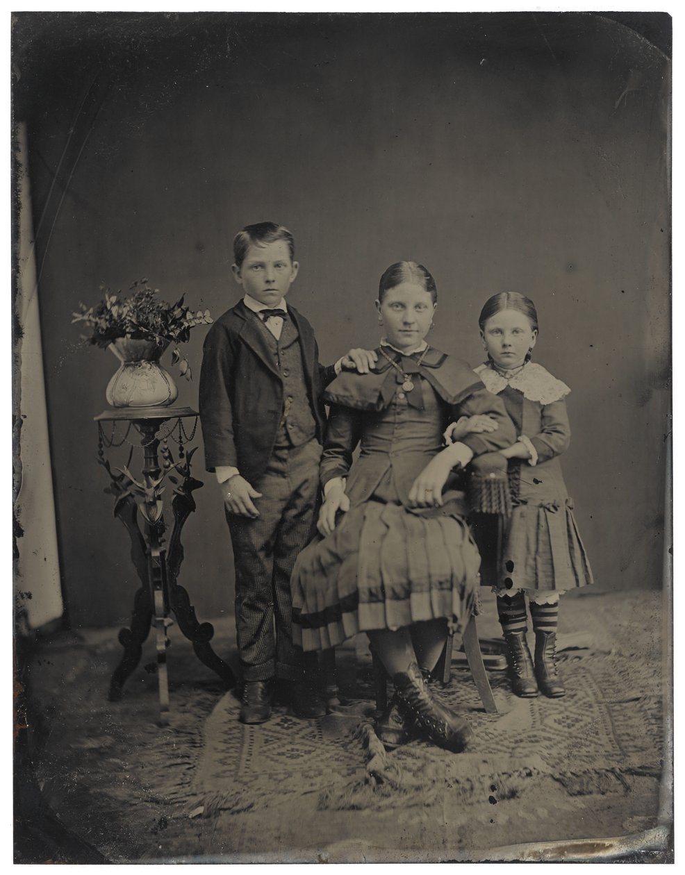 [Tre barn], ca. 1850-1910 (tintype) av American Photographer