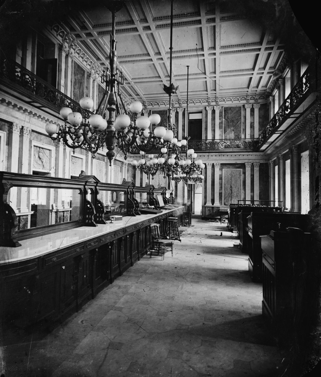 Treasury Department på Lincolns tid (cashroom - bak pultene), 1861-65 av American Photographer