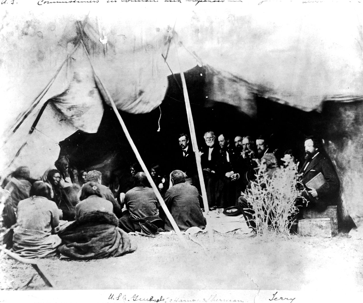 Amerikanske kommissærer i råd med Arapahoes og Cheyennes, ca. 1862 av American Photographer