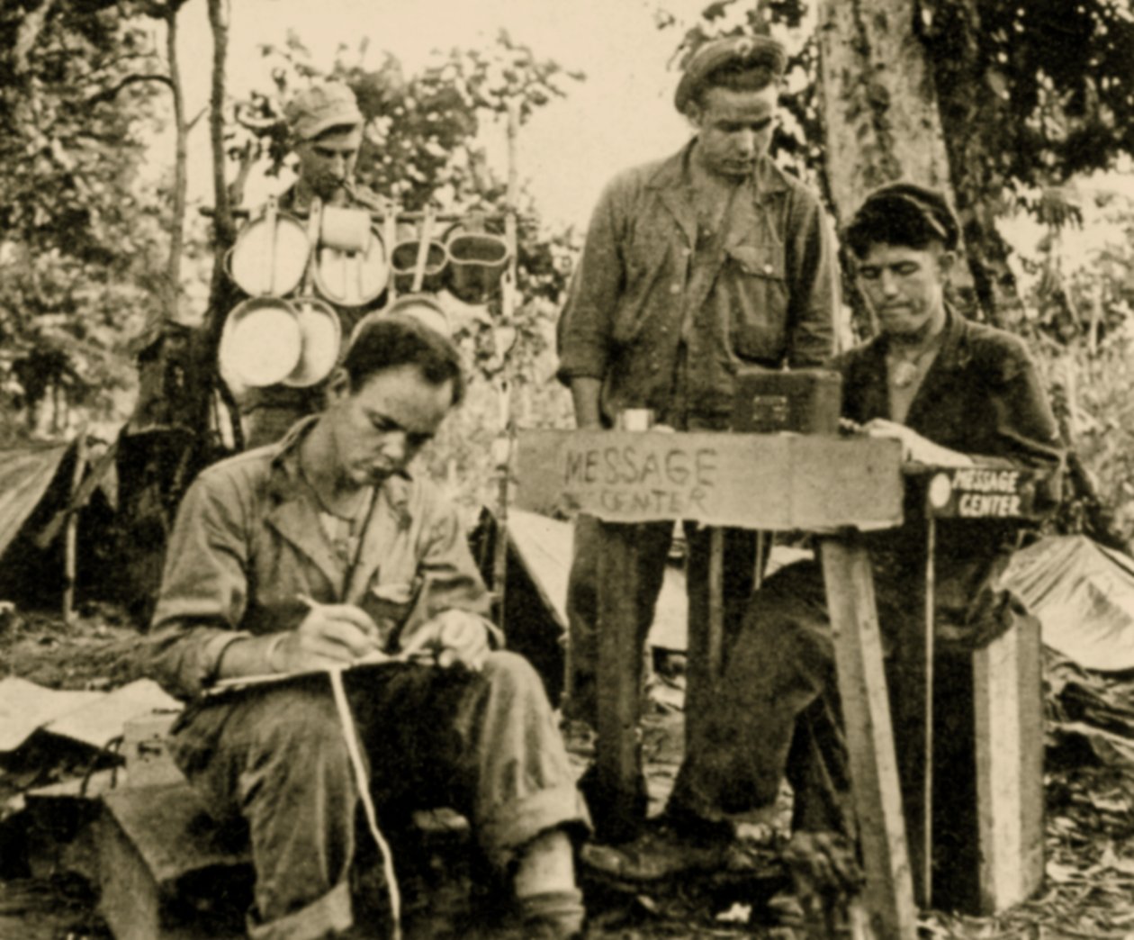 Amerikanske tropper lærer kryptografi, Tarawa, Papua Ny-Guinea, juni 1943 (sepia-bilde) av American Photographer
