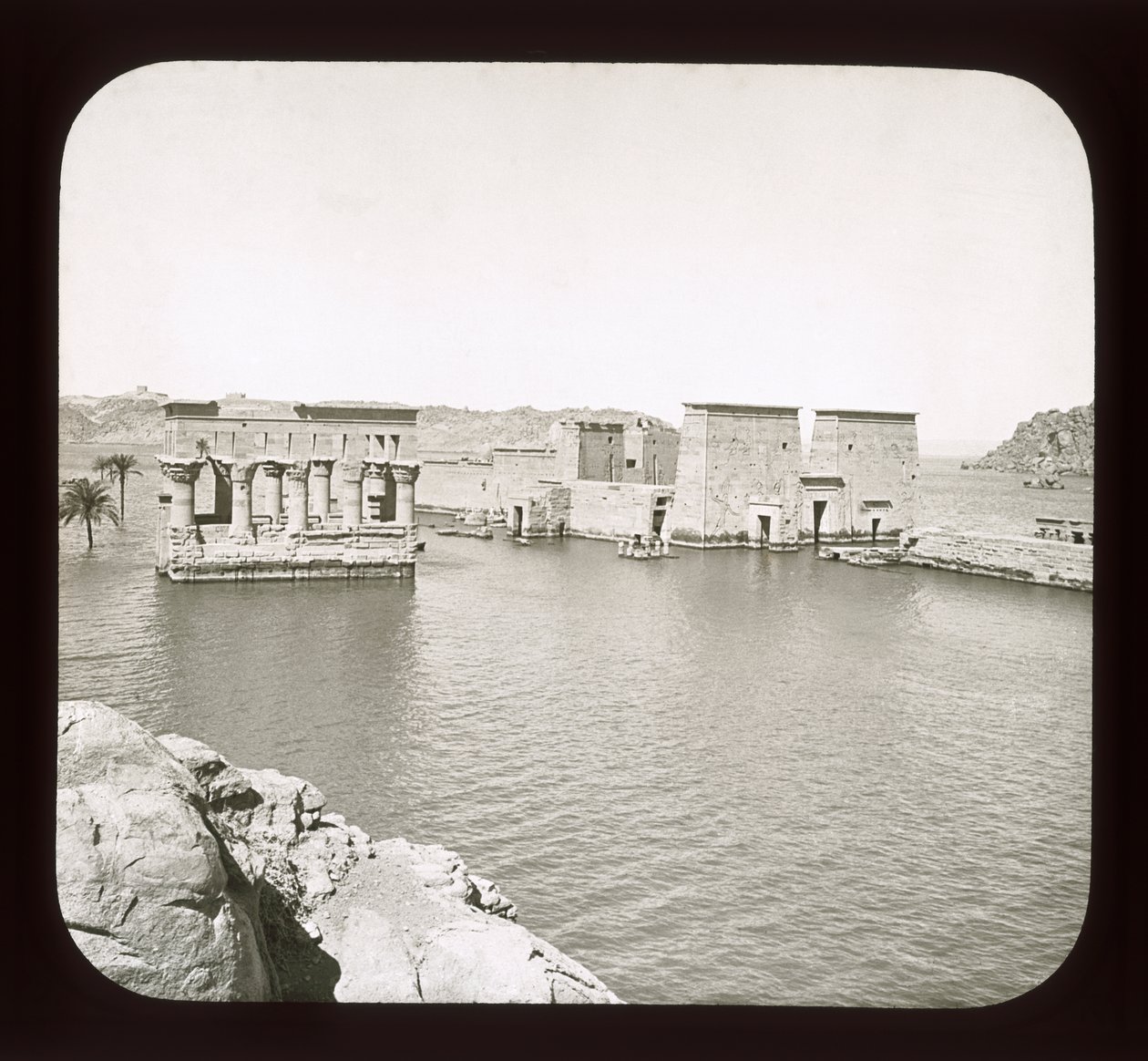 Utsikt over Philae-tempelet, 1908 (lyktsklie) av American Photographer