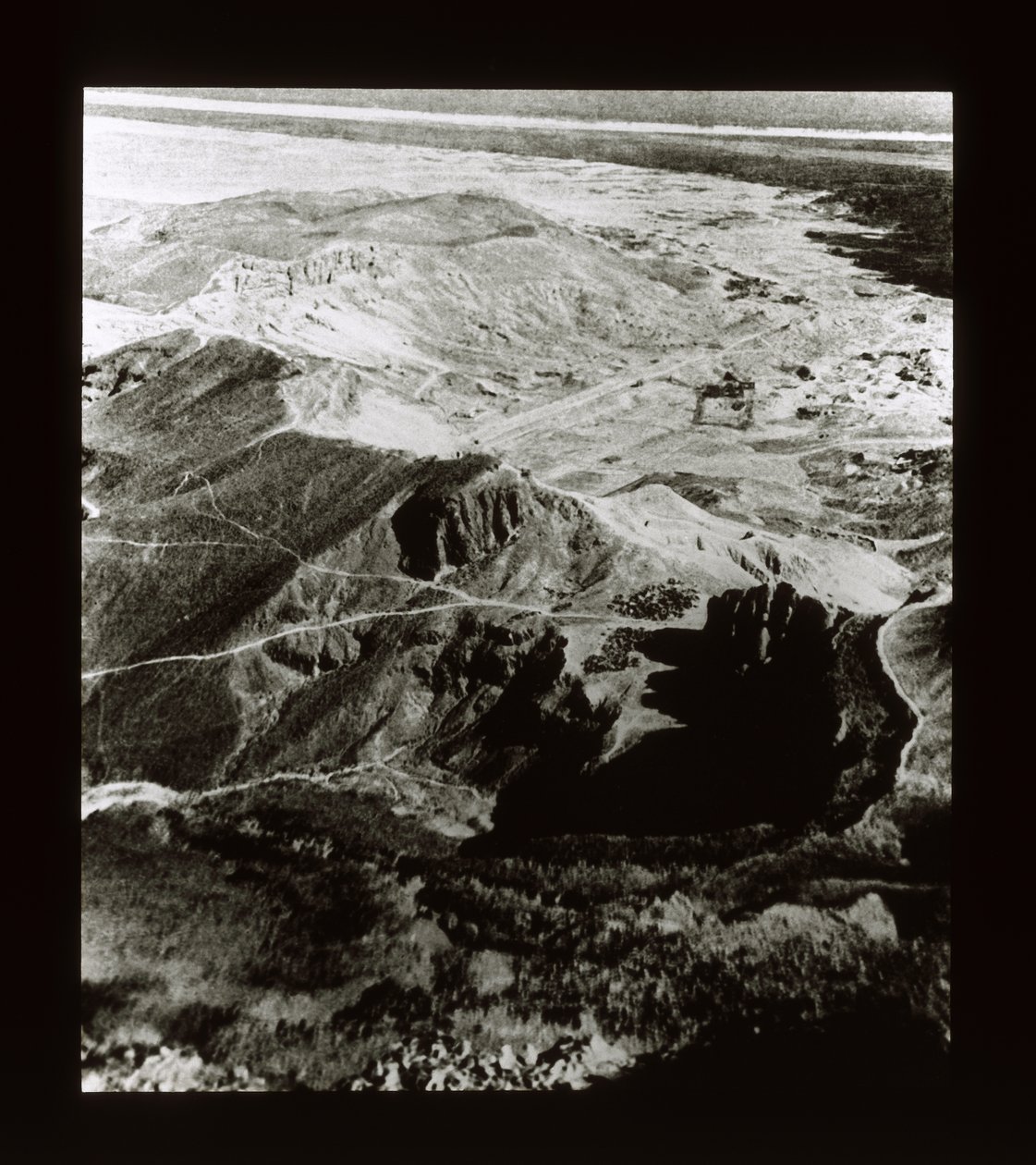 Utsikt over stedet for templene ved Deir El-Bahri (lyktsklie) av American Photographer