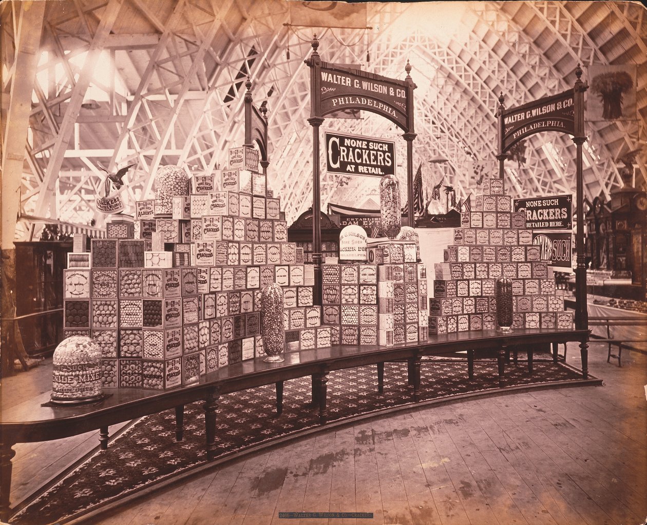 W.G. Wilson und Co.s utstilling - Walter G. Wilson und Co. Crackers, Agricultural Hall, Philadelphia, ca. 1876 (albumtrykk) av American Photographer