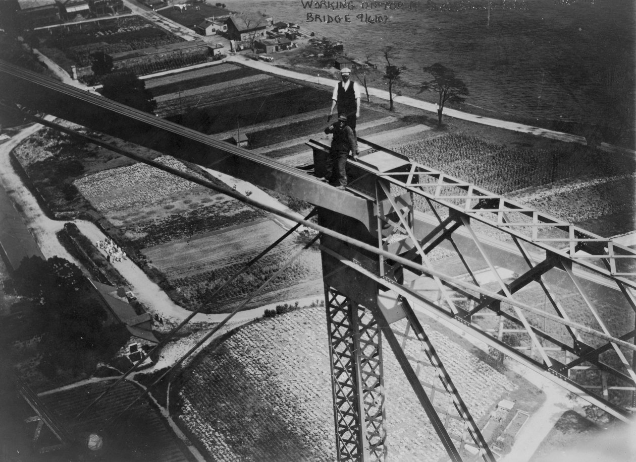 Arbeider på toppen av Blackwells Island bridge, 1907 av American Photographer
