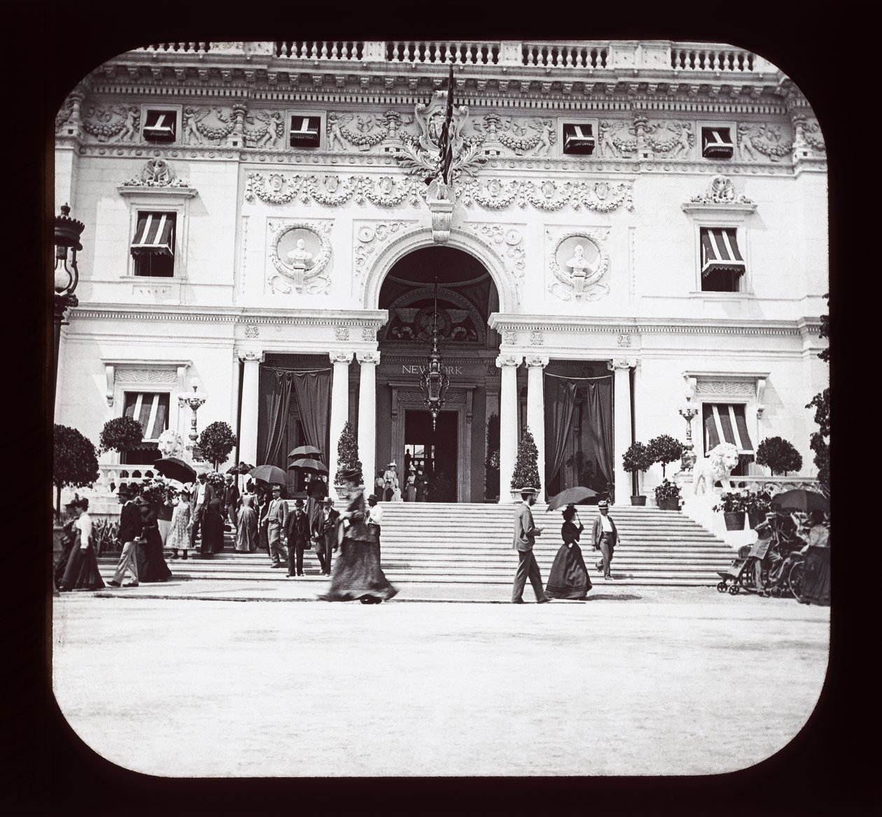 Verdens Columbian Exposition; Transportation Building, Chicago, 1893 (lanternesklie) av American Photographer