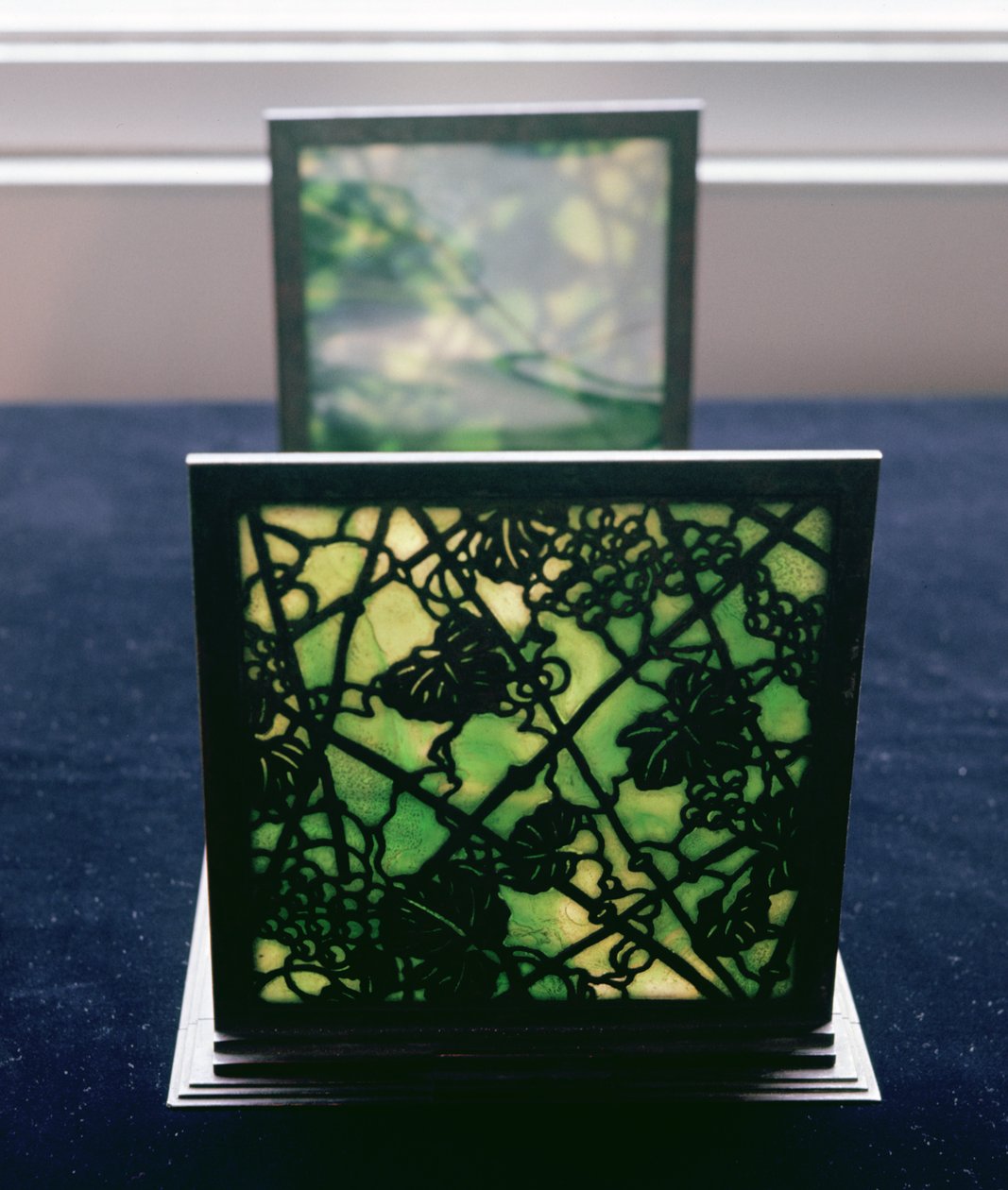 Art Nouveau bokstøtter, Tiffany Studios, ca. 1894 (blyglass) av American School