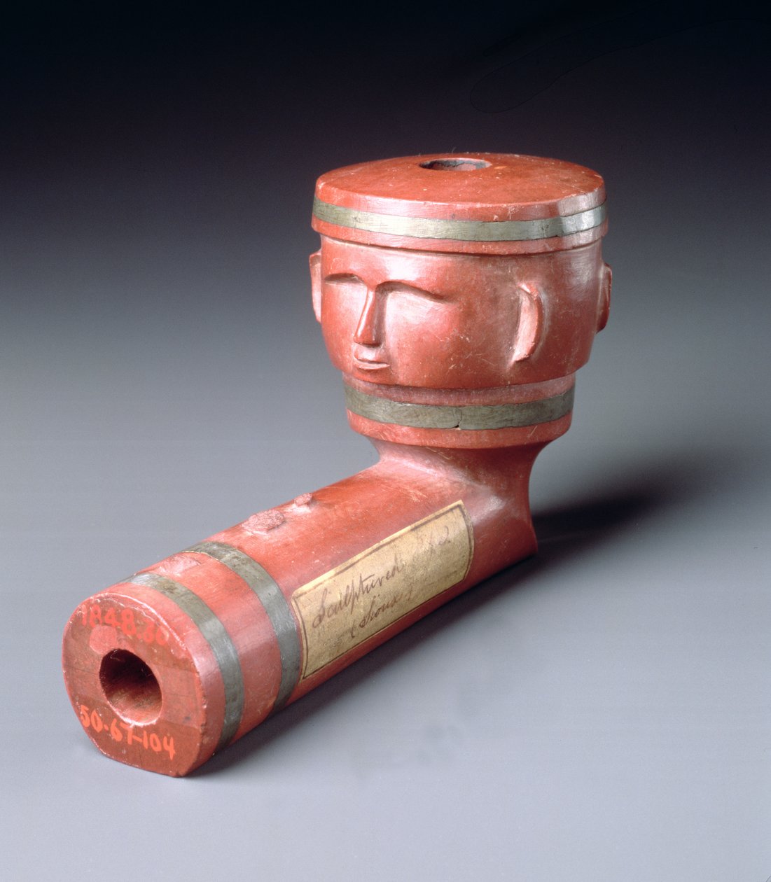 Innlagt rørskål med to ansikter, Sioux, Minnesota, 1801-33 (stealite og bly) av American School