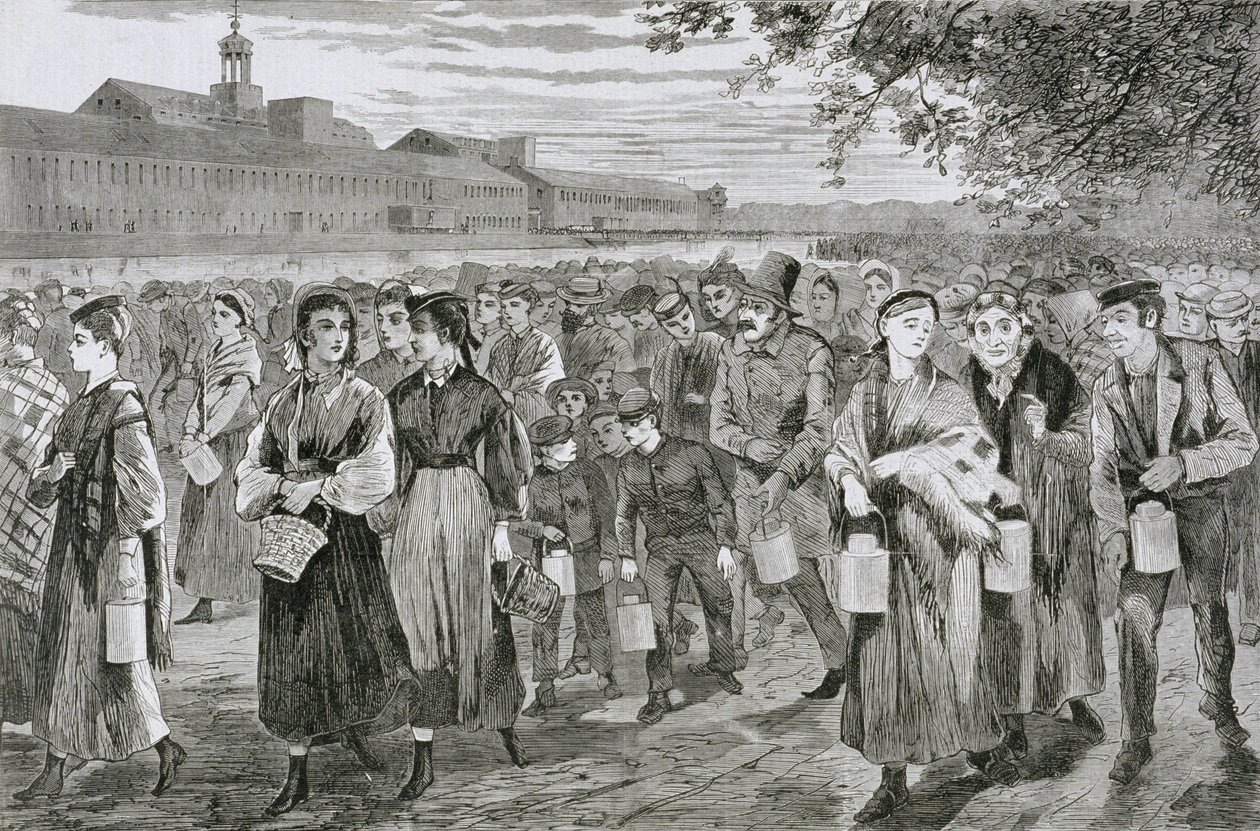 Menn og kvinner forlater bruket etter jobb, med matbøtter, 1868 av American School