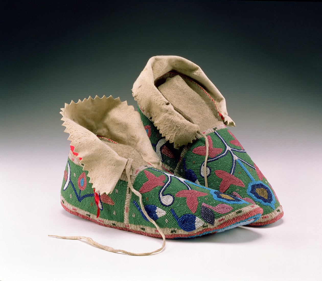 Moccasins, Eastern Sioux, ca. 1890 (bukkeskinn, råskinn, stoff og glassperler) av American School