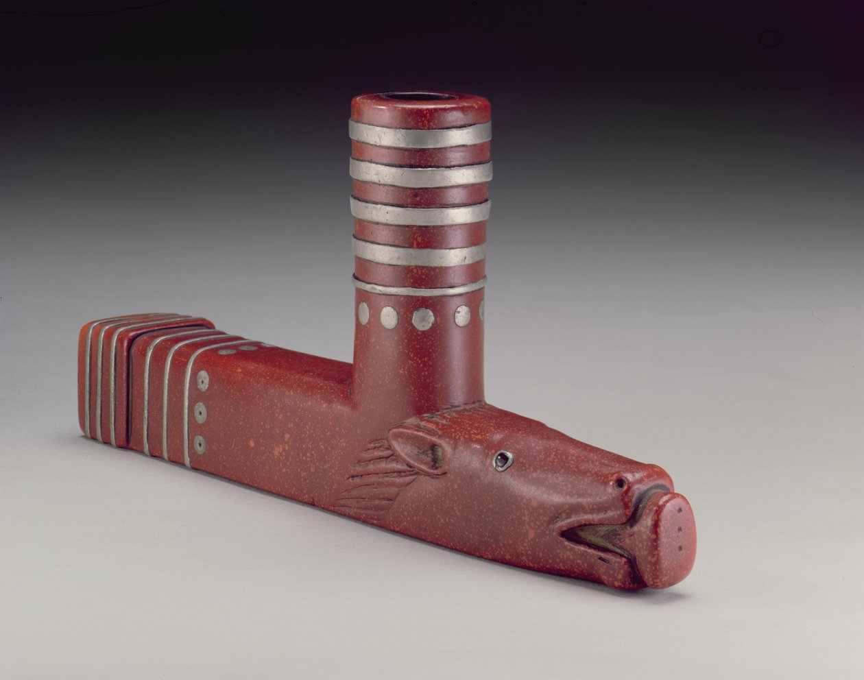 Rørskål, Eastern Sioux, ca. 1880 (katlinitt med bly- og glassinnlegg) av American School