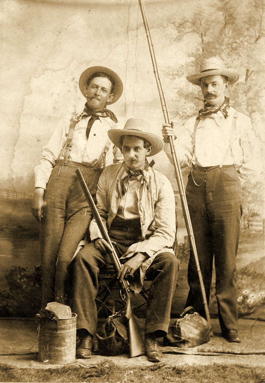 Studioportrett av tre menn, ca. 1899 av American School