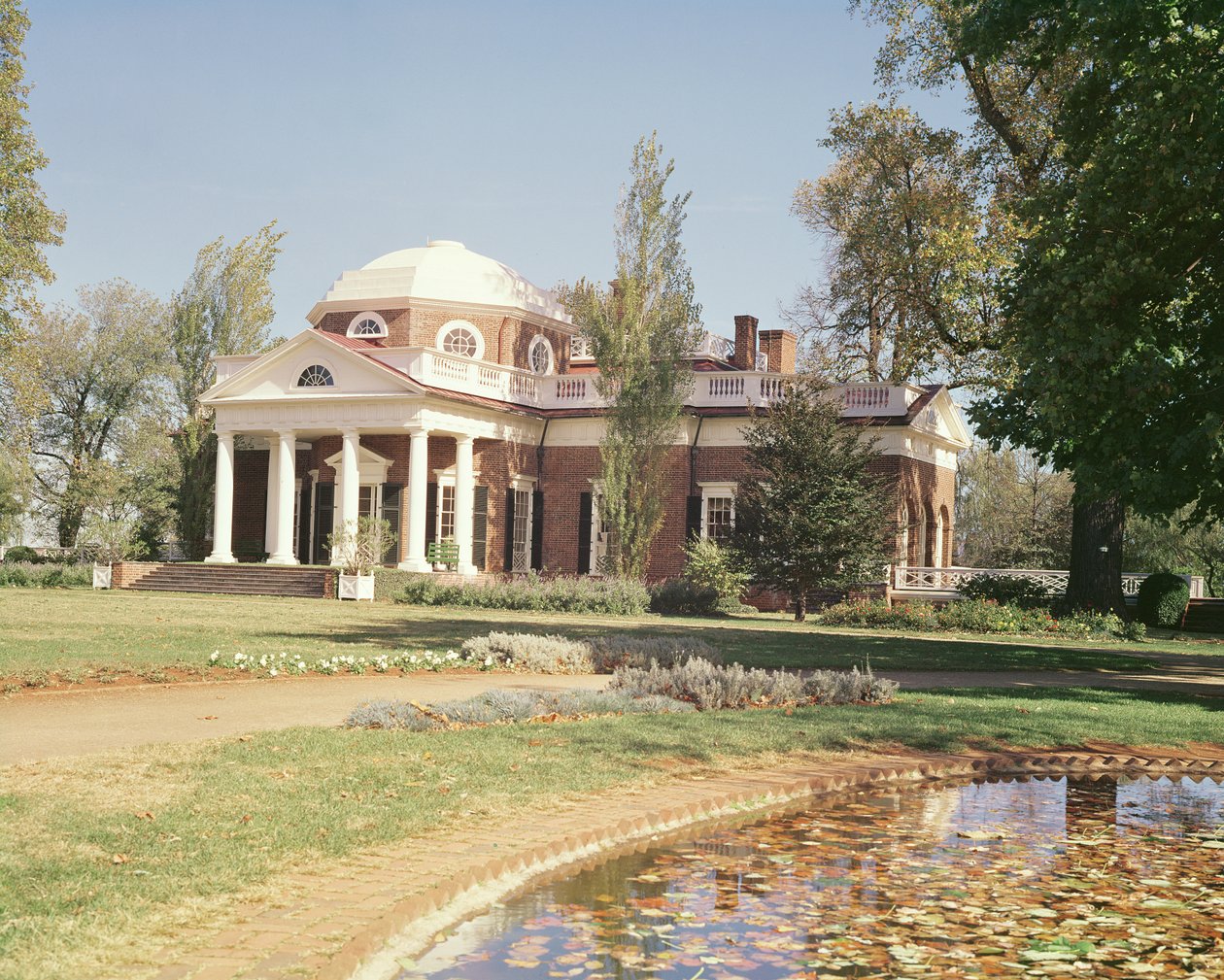 Utsikt over vestfasaden til Monticello, hjemmet til Thomas Jefferson (1743-1826) bygget i 1772 av American School