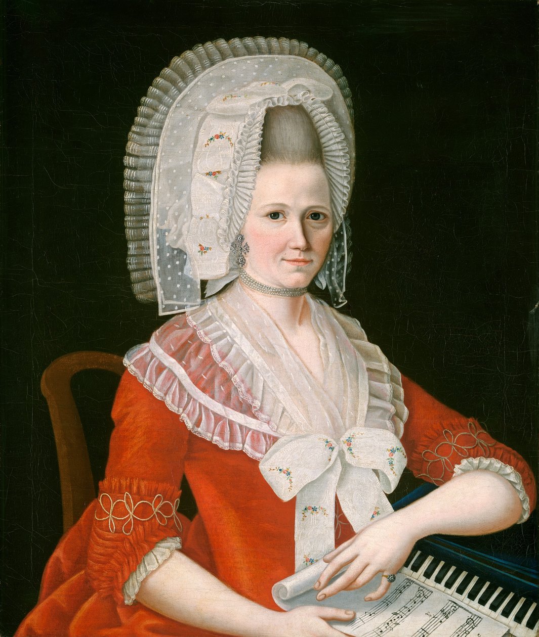 Dame iført en stor hvit hette av American 18th Century