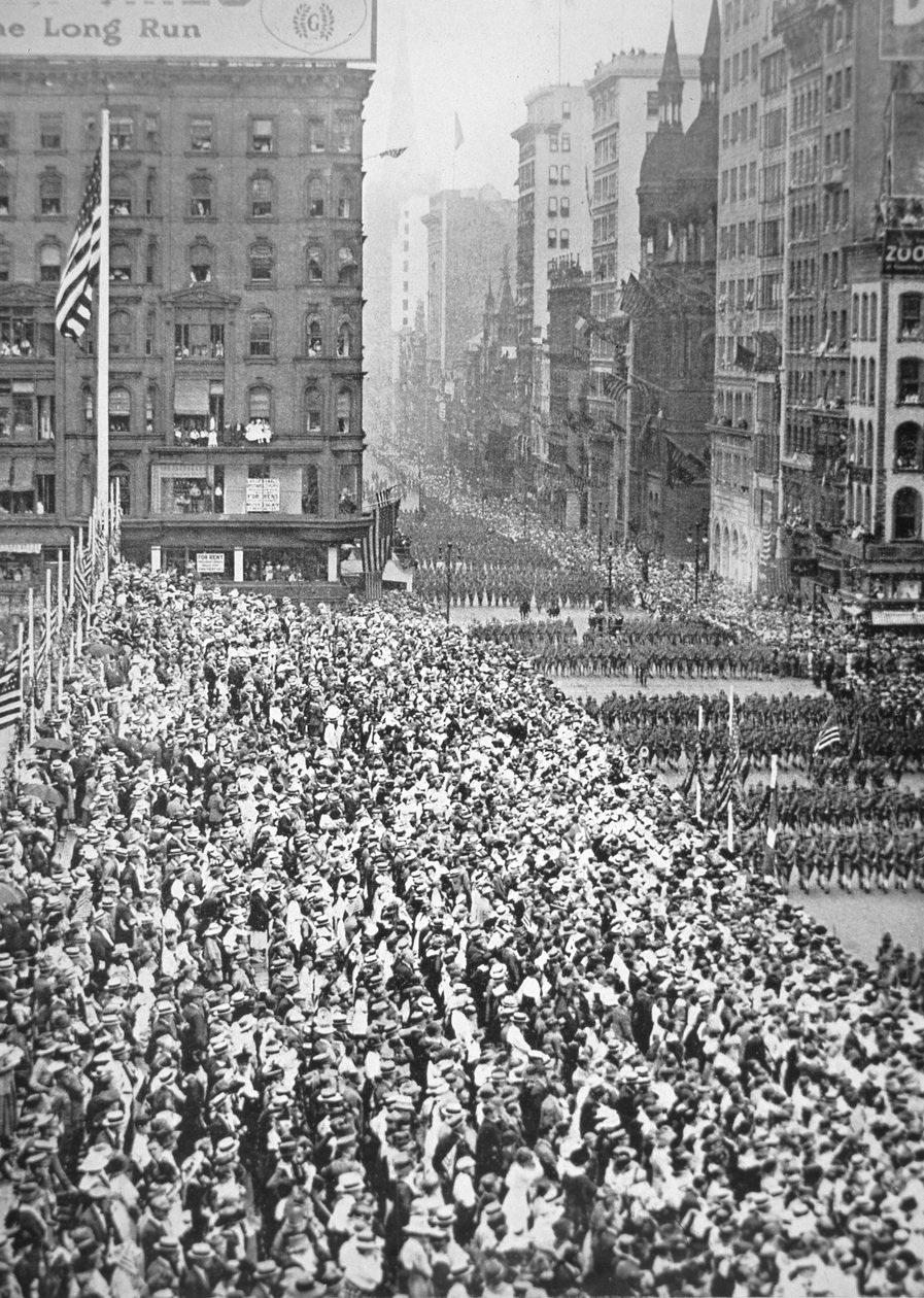 En amerikansk divisjon paraderer gjennom New York på vei til treningsleir før tjeneste i Frankrike av American Photographer