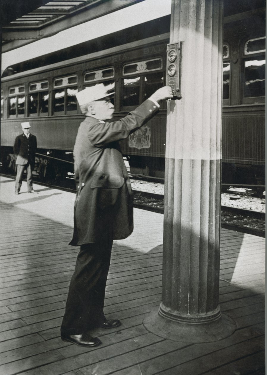 En konduktør som signaliserer den nært forestående avgangen til 'Royal Blue'-toget i Washington DC i 1910 (s/hv-bilde) av American Photographer