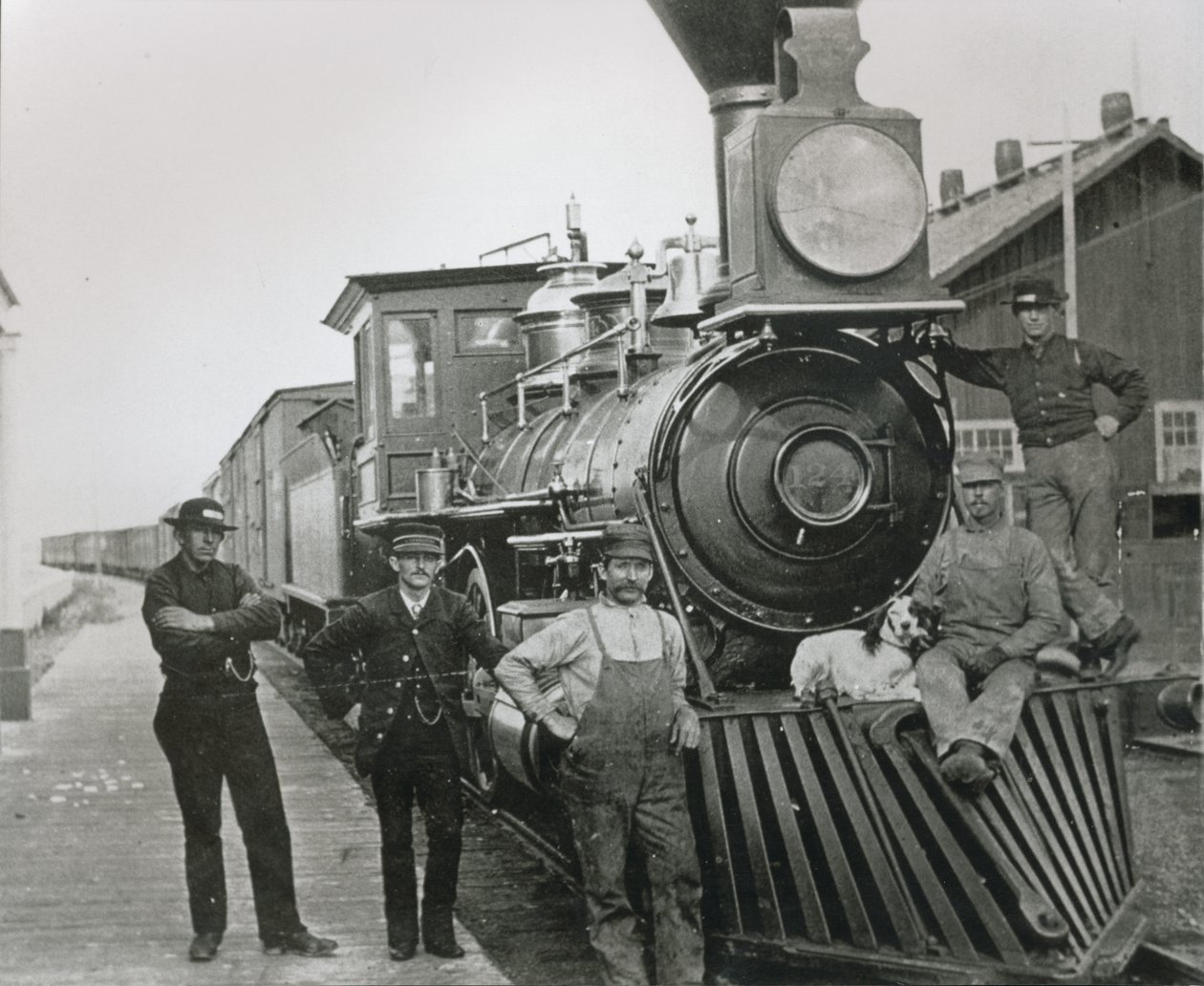 Et godstog fra Central Pacific-jernbanen med mannskap i Mill City, Nevada av American Photographer