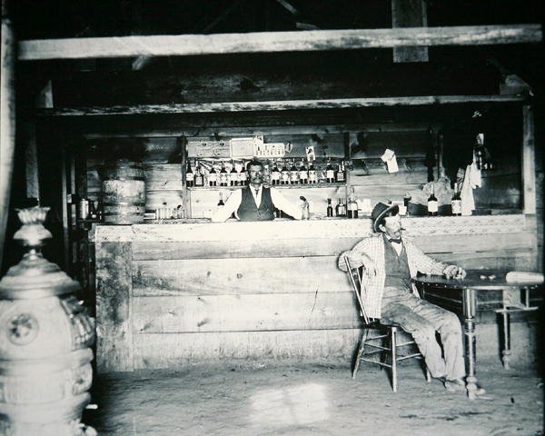 En salong i Albany County, Wyoming, ca. 1890 (s/hvitt-bilde) av American Photographer