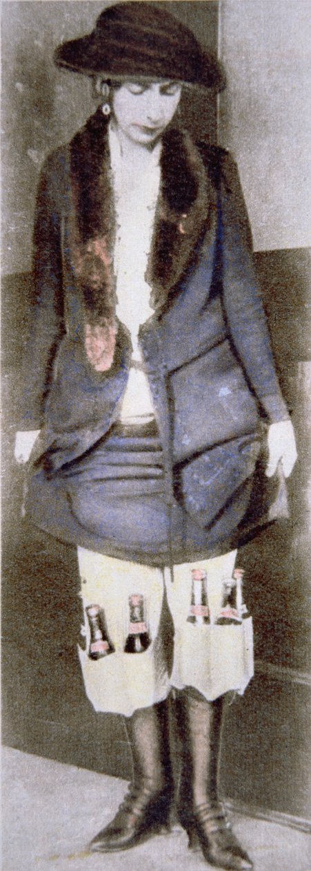 En kvinne som gjemmer ulovlige ølflasker under skjørtet i spesielle undertøyslommer under det amerikanske forbudet (1920-33) (farget bilde) av American Photographer
