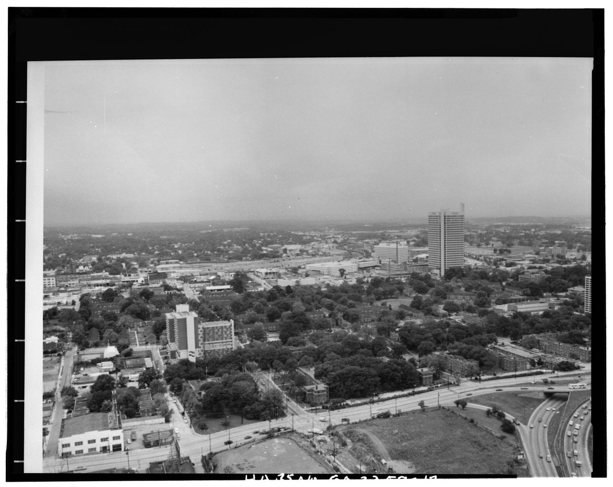 Luftfoto mot nordvest, Techwood Homes (offentlige boliger), avgrenset av North Avenue, Parker Street, William Street og Lovejoy Street, Atlanta, Fulton County, GA av American Photographer
