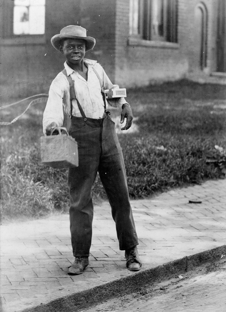 Afroamerikansk skopussgutt, ca. 1899 (s/hvitt-bilde) av American Photographer