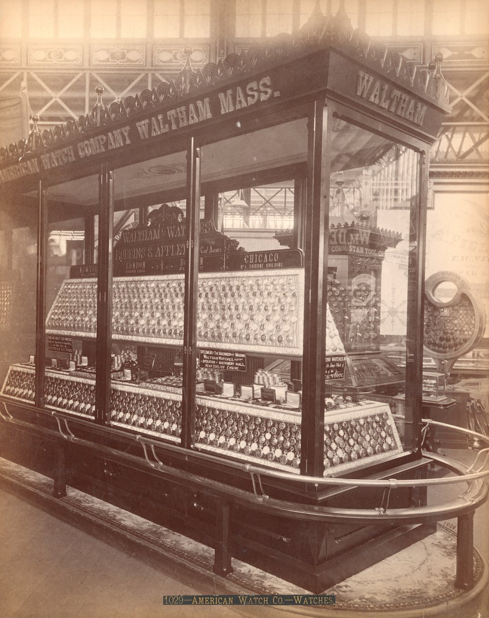 American Watch Co.s utstilling, hovedbygningen, Centennial International Exhibition, Philadelphia, 1876 (albumintrykk) av American Photographer