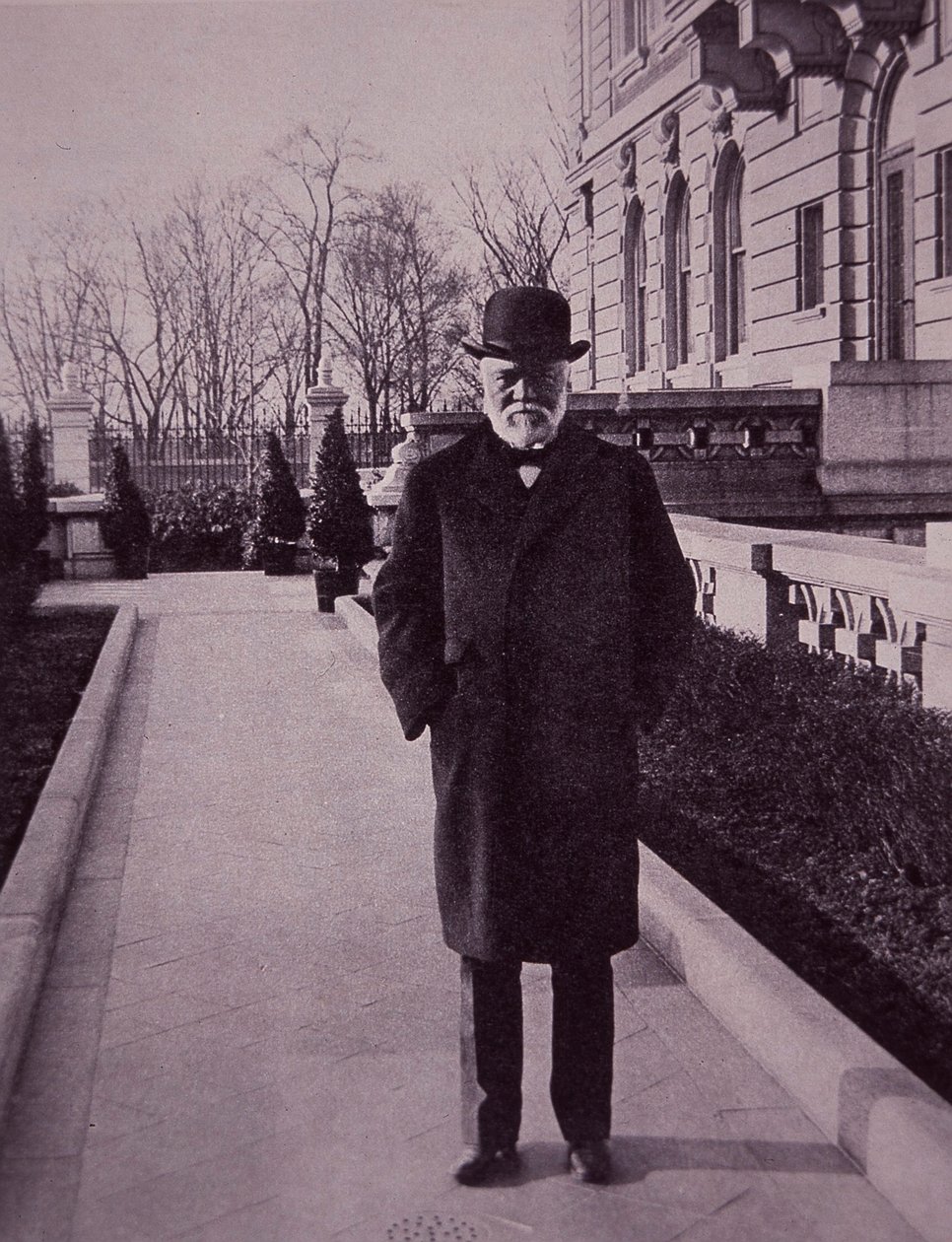 Andrew Carnegie utenfor sitt herskapshus på Fifth Avenue, New York av American Photographer