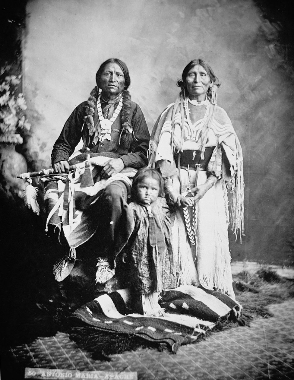 Apache-sjef Antonio Maria med familien av American Photographer