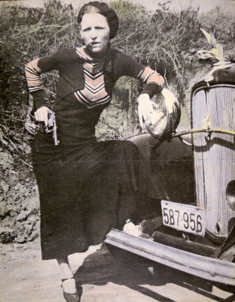 Bonnie Parker poserer "tøff" med en pistol og sigar, ca. 1934 (s/hvitt-bilde) av American Photographer