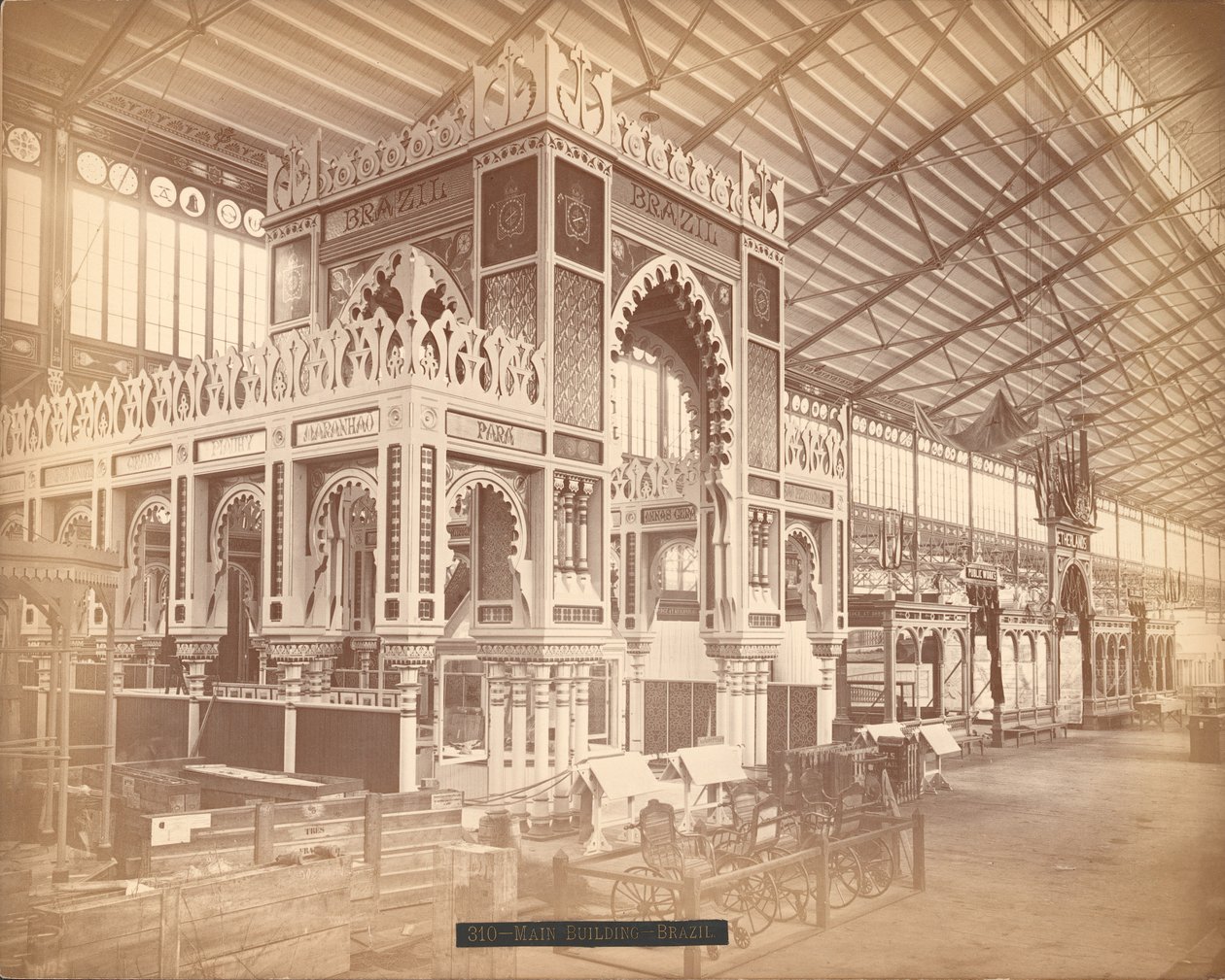 Brasiliansk og nederlandsk seksjon, hovedbygningen, Centennial International Exhibition, Philadelphia av American Photographer