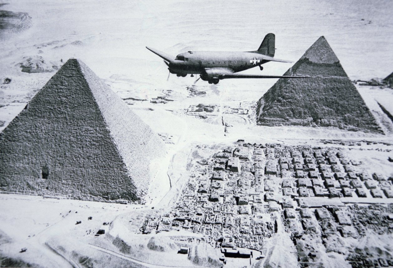 C-47 flyr over Egypts pyramider av American Photographer